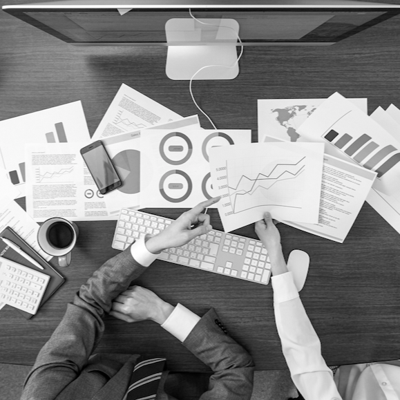 un profesional analizando resultados y graficas sobre el crecimiento economico