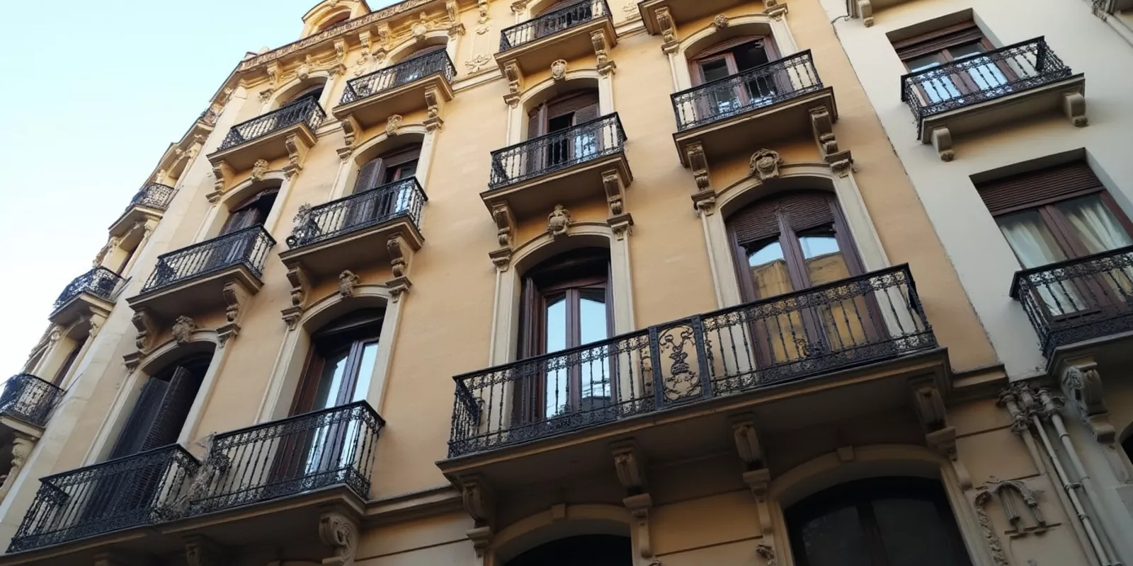 ¿Por qué los inversores de lujo prefieren comprar un edificio entero antes que pisos sueltos?